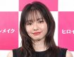 山本舞香、ニーハイから輝く“絶対領域”「ストライプ柄のニットブーツがアクセントに」　『アナザースカイ』で美脚際立つブラックコーデ