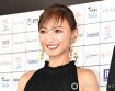 望月理恵、太もも全開“超ミニスカ”スタイルで魅了「美魔女の美脚サイコー」「プロポーション抜群」