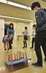 小学生がゲームに挑戦／串本　宝探しスタンプラリー