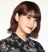 岸明日香、露出多めな白ドレス　肩出し×胸元が…「破壊力やばし」「艶々やん」