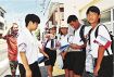 今と昔の風景比べ学ぶ／白浜中２年生　大学生と地域調査