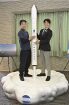 小型ロケットの模型寄贈　造形作家の石田さんが串本町に