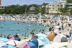 海水浴客数、前年比３万人減　猛暑の影響か ７月の和歌山県白良浜