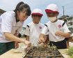 「大きく育って」／朝来小　高校生と花植え／上富田