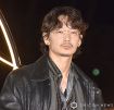 綾野剛、ラフな装いにカルティエ合わせる　大切にしたい価値観は「リスペクト」