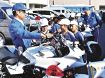 警察官の仕事学ぶ／田辺第三小／白バイ、パトカーも見学