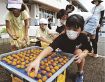 児童が梅の天日干しを体験　みなべ岩代小