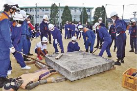 大地震へ備え新たに／上富田町と熊野高が訓練