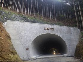 ずさんな工事がされていた県道長井古座線の八郎山トンネル（和歌山県串本町で）∥県提供