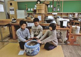 「子ども学芸員」が紹介／龍神小／昔の生活道具を展示