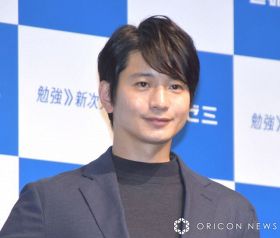 向井理、“息子”の赤ちゃんショット「なんて癒されるんだ」「優しいパパの顔すぎるー」　ドラマ『ライオンの隠れ家』オフショに反響