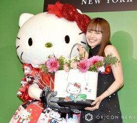 山本舞香、マイファスHiroとの結婚をキティちゃんに祝福され笑顔　今年は「いろいろありすぎた1年」