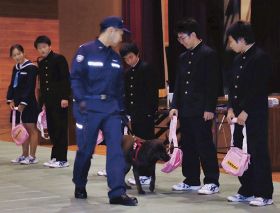 薬物の危険性学ぶ／串本中／探知犬の実演や講演