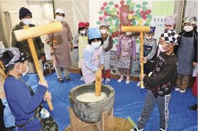 みんなと一緒に餅つき／古座川の高池小／保護者や老人会も参加