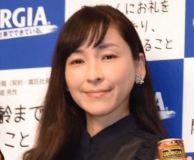 麻生久美子“若き日のイケイケ姿”に反響「ヤンキー座りも様になってるｗ」　『おむすび』オフショット