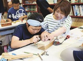 ゴム鉄砲作りに挑戦／古座川　親子で木工教室