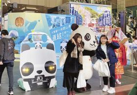 特急くろしおの大阪駅停車を記念したイベント（ＪＲ大阪駅構内で）＝ＪＲ西日本提供