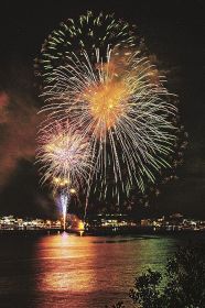 本州最南端の町の夜空を焦がしたサプライズ花火（和歌山県串本町の紀伊大島から撮影）＝露光時間約５０秒