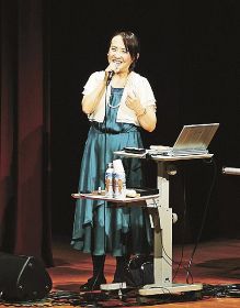 「命の大切さ」歌や言葉で／人権講演会　やなせななさん／串本