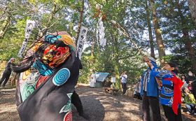 近野王子で奉納する野中の獅子舞（３日、和歌山県田辺市中辺路町で）