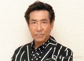 岸谷五朗＆岸谷香の長男、“本名”岸谷蘭丸として活動宣言　金髪ビジュで将来は「政治家になりたい」