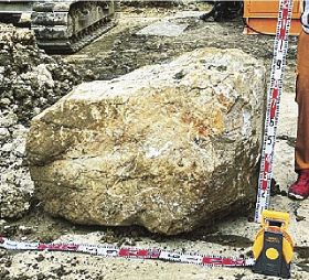 工事で見つかった硬質岩