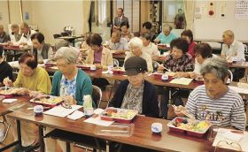 食事や踊り楽しむ／串本町田原区／敬老会に４０人