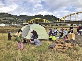 テント張り、野外体験会／ガールスカウト県第５団／みなべの河川敷で