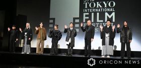 『第37回東京国際映画祭』オープニングセレモニーに登場した（左から）白石和彌監督、本山力、一ノ瀬颯、鞘師里保、山田孝之、千原せいじ、小柳亮太、野村周平 （C）ORICON NewS inc.