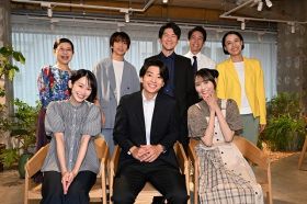 『未恋～かくれぼっちたち～』に出演する（前列左から）愛希れいか、伊藤健太郎、弓木奈於（後列左から）氏家恵、鈴木大河、金井勇太、藤本悠輔、伊勢佳世（C）カンテレ