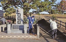 顕彰碑と周辺清掃／串本で木曜島遺族会