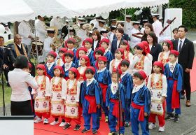 追悼歌を斉唱する大島小学校の児童（和歌山県串本町樫野で）