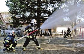 無量寺で放水活動をする消防署員（５日、串本町串本で）