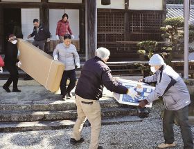 善照寺本堂から文化財に見立てた模造品を運び出す門信徒（４日、串本町古座で）