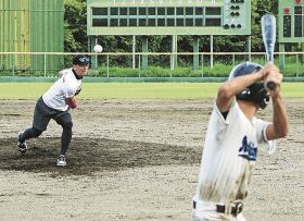 子どもたちと対戦する西岡剛さん（１５日、和歌山県串本町サンゴ台で）