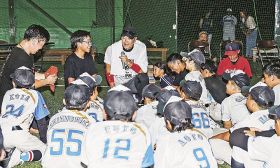 子どもたちからの質問に答える西岡剛さん（１５日、和歌山県串本町サンゴ台で）