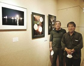 写真仲間で「三人展」／３０日まで串本のホテル