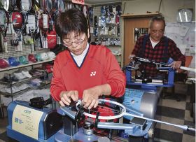 ラケットのガット／張り続けて４０年／３人が専門技術認定／田辺／松下スポーツ