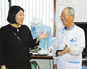 取材する甲斐みのりさん（左）＝和歌山県田辺市新屋敷町で