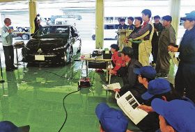 先進安全自動車の調整学ぶ／田辺産業技術専門学院訓練生と整備士