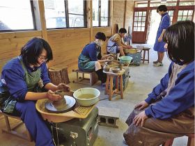 社会見学で家具工場訪問／龍神村　中山路小３、４年生