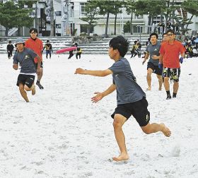 白良浜で１２３人熱戦／ビーチアルティメット