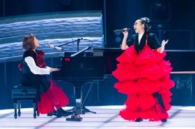 『第75回NHK紅白歌合戦』に出場した（左から）矢野顕子、MISIA （C）NHK