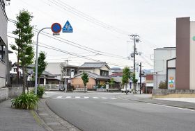 田辺税務署管内で最高価となった田辺市中万呂礫坂線（３日、和歌山県田辺市新万で）