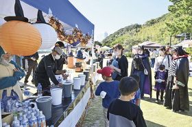 橋杭ビーチで「ハロウィン」／串本　仮装楽しみにぎわう