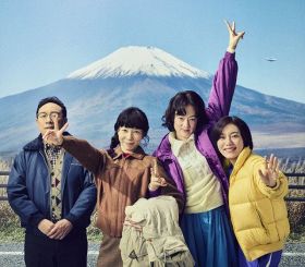 日本テレビ系1月期新日曜ドラマ『ホットスポット』に出演する（左から）角田晃広、平岩紙、市川実日子、鈴木杏（C）日本テレビ