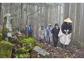 大日山周遊ルートを歩く語り部や参加者（和歌山県田辺市本宮町で）