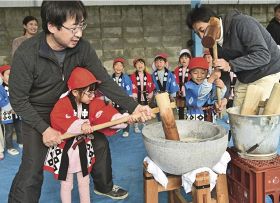 元気に園児が餅つき／田辺の昭和幼稚園