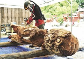 チェーンソーで「龍」彫刻／須賀神社／樹齢３００年のスギ使う／みなべ