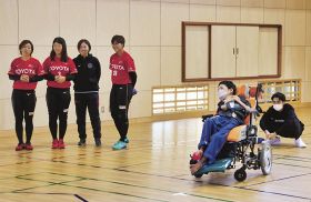 女子ソフト選手と交流／南紀はまゆう支援学校生